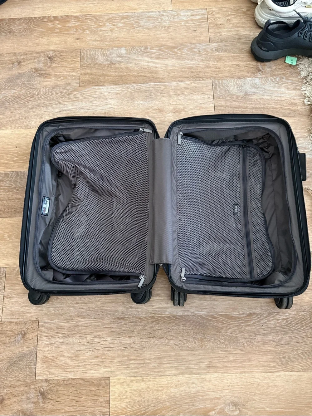 Tumi 19 Degree International Gunmetal Glossy Hard-Shell Carry-On Spinner Bag